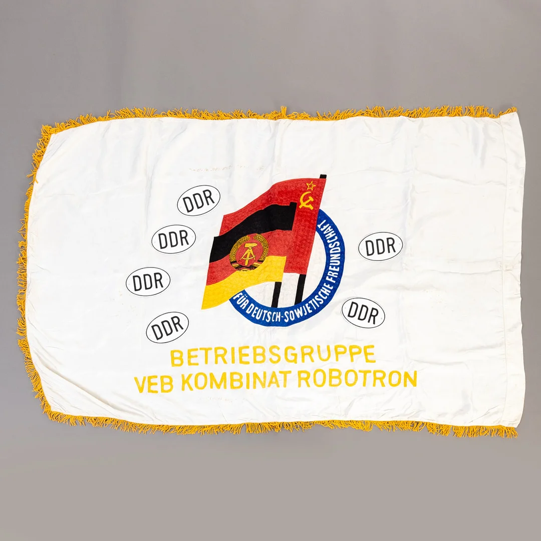 Flagge der Sozialistischen Einheitspartei Betriebsparteiorganisation-VEB Kombinat Robotron,- Für Deutsch Sowjetische Freundschaft, 1969 bis 1990. — Other collectables — Stockholms Auktionsverk Hamburg