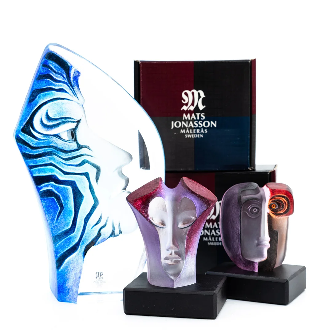 MATS JONASSON. Skulpturer, glas, 3 st, Målerås, varav "Amazona". — Art glass — Norrlands Auktionsverk