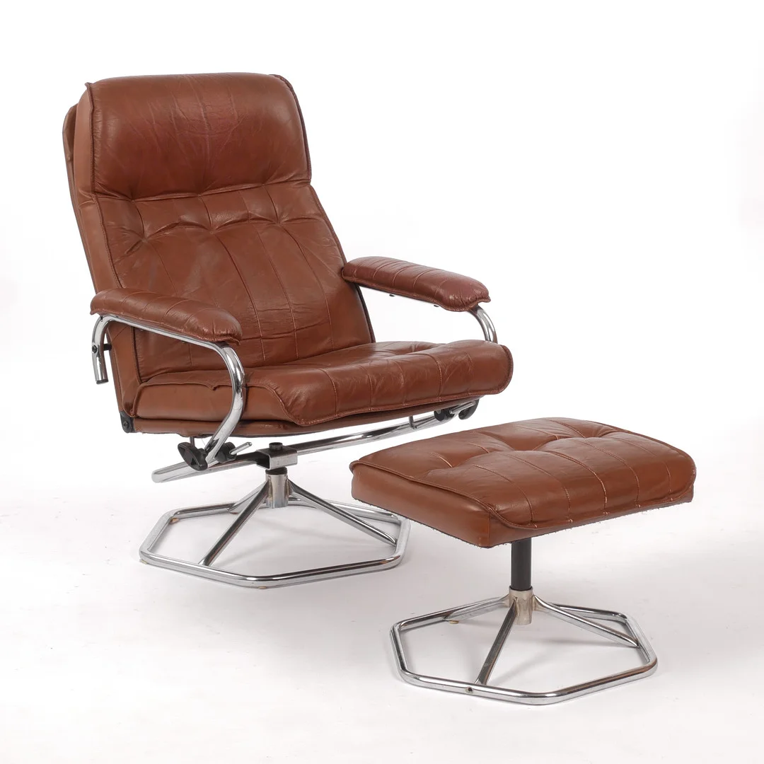 SNURRFÅTÖLJ MED PALL, Unico, Danmark. — Armchairs & Chairs — Auktionsfirma Kenneth Svensson i Kalmar