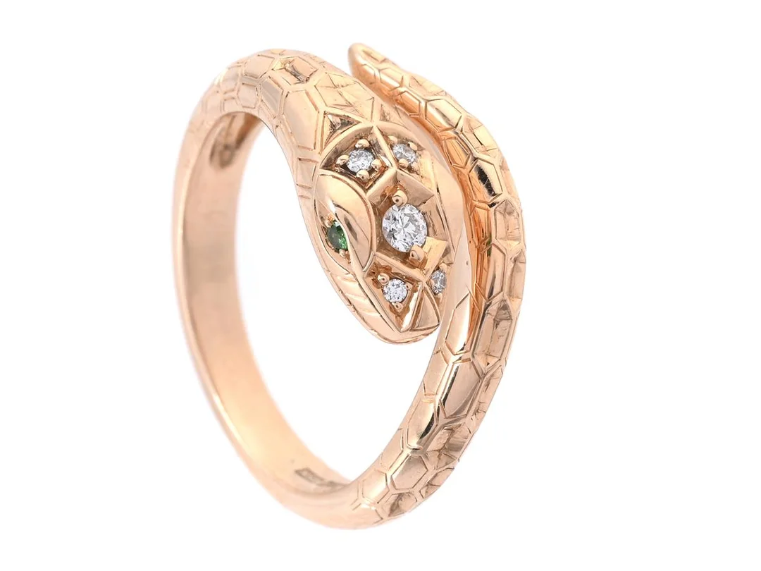 STRÖMDAHLS, ring, Serpent, 18K guld, tsavoriter, 5 briljantslipade diamanter 0,08 ctv, TW/VS-SI, stl 17,5 mm, vikt 7,1 g. — Smycken/Ring — Kaplans