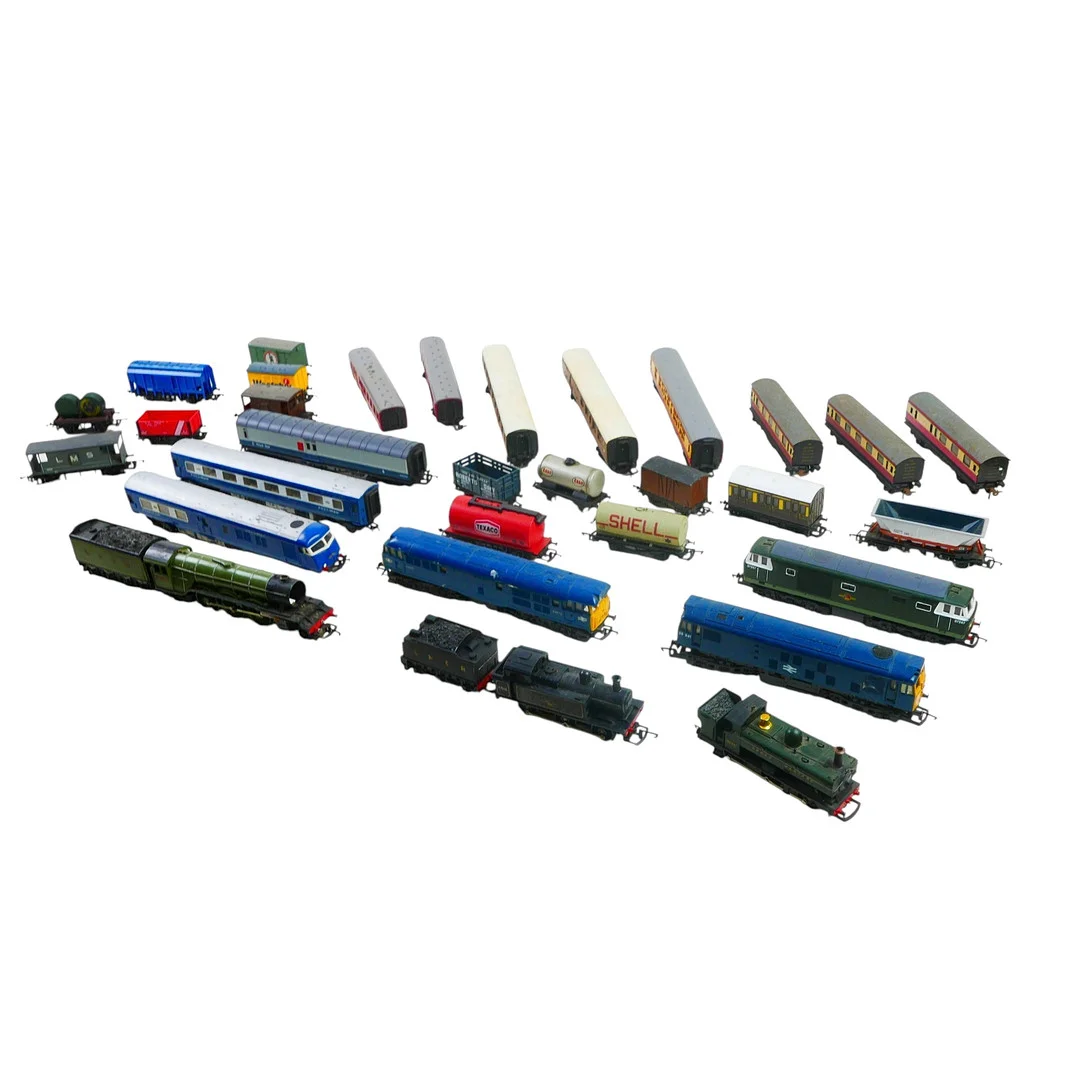 A COLLECTION OF HORNBY DUBLO LOCOMOTIVES, ROLLING STOCK AND ACCESSORIES. — Model railways — Batemans of Stamford