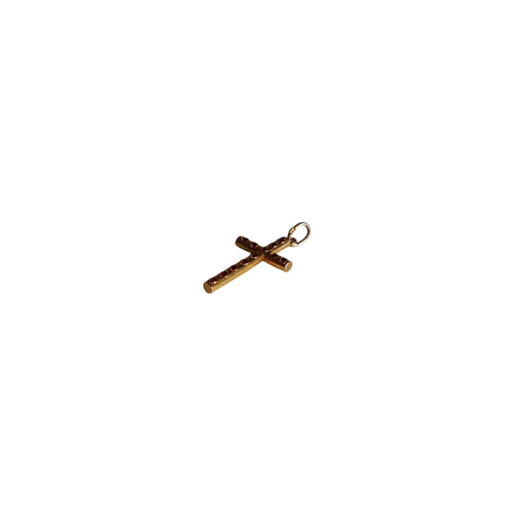 Colgante cruz oro de 18 K y rubís. — Brooches & Pendants — Barcelona Auctions