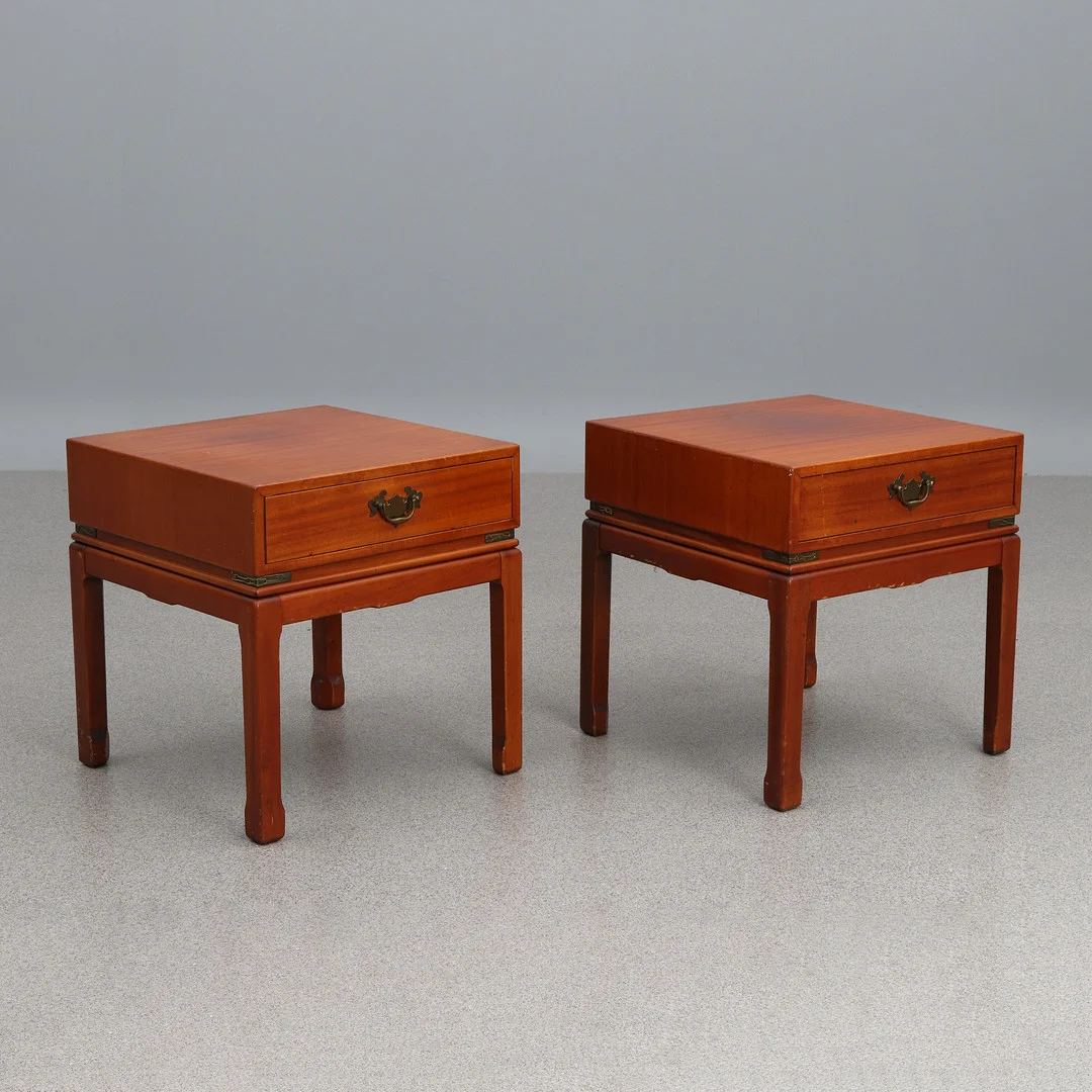 LAMPBORD MED LÅDOR, ETT PAR. Mahogny med mässingsbeslag. Engelsk stil, 1900-talets andra hälft. — Tables — Skånes Auktionsverk
