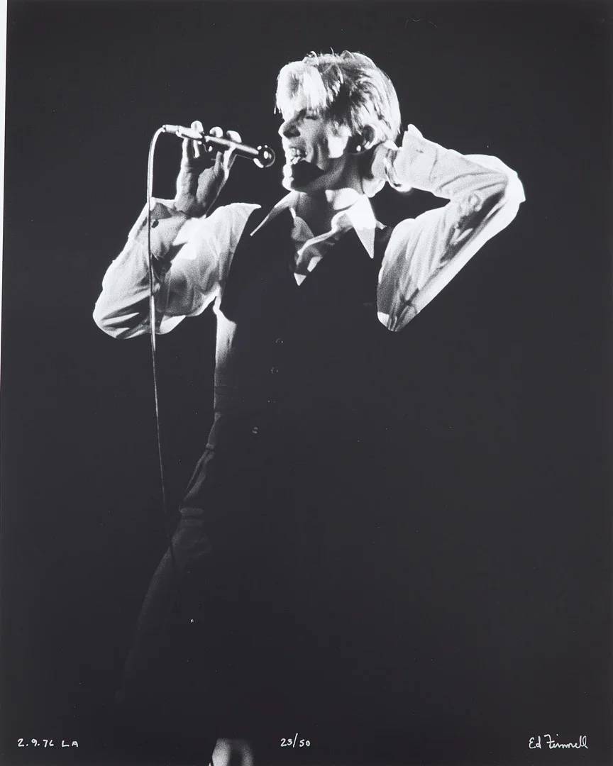 ED FINNELL (USA/SVERIGE, FÖDD 1956). David Bowie som "The Thin White Duke", Los Angeles, 9 februari 1976, "Station to Station Tour'', signerad Ed Finnell, numrerad 23/50. — Photography — Stockholms Auktionsverk Sickla