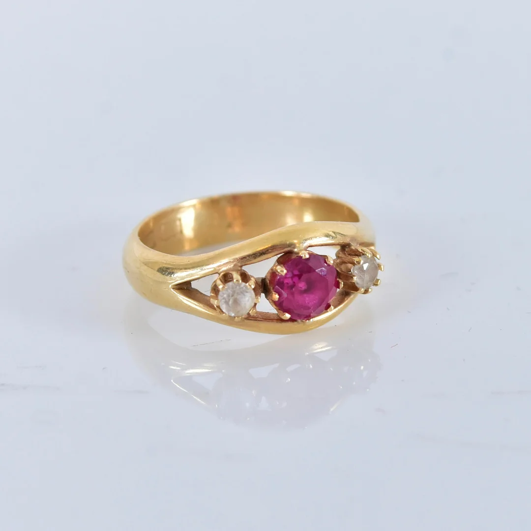 RING, med rubin och vita stenar, 18K. — Rings — Halmstads Auktionskammare