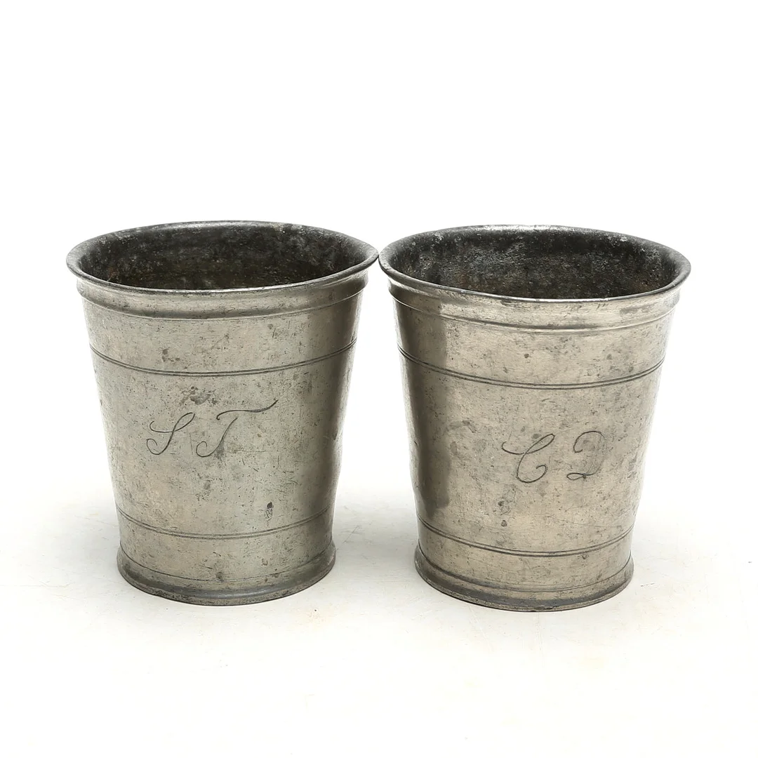 BÄGARE 2 st, tenn, den ena med stämplar, årsbokstav sannolikt T6. — Pewter, Brass & Copper — Kalmar Auktionsverk