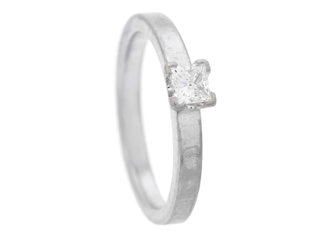 ENSTENSRING, 18K vitguld, prinsesslipade diamant ca 0,25 ct enligt gravyr, TW/VS enligt certifikat, Schalins, stl 16,75 mm, vikt 4,3 g. — Smycken/Enstensring — Kaplans