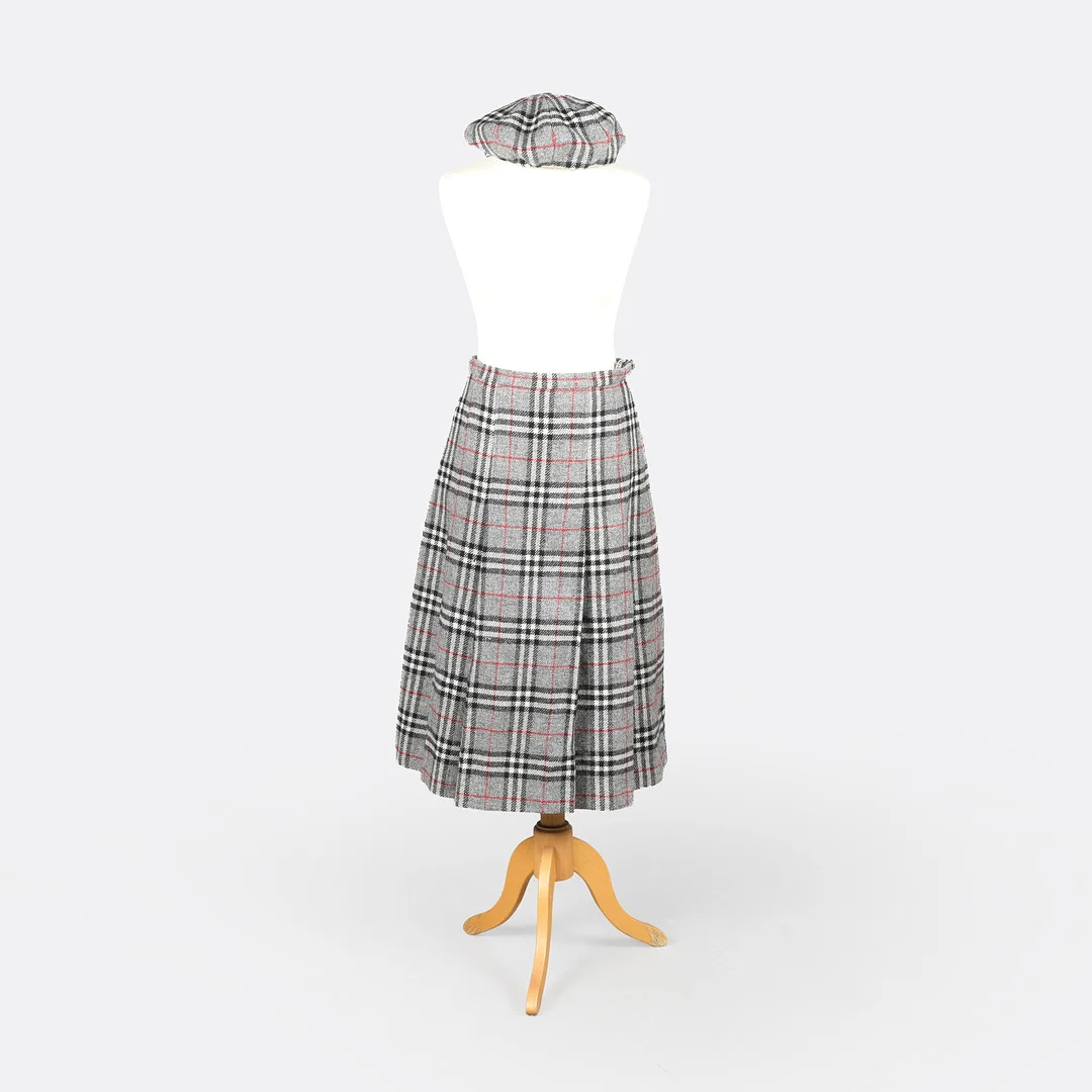 BURBERRY'S. Vintage nederdel med tilhørende hat (2). — Vintage & Designer Fashion — Bidstrup Auktioner