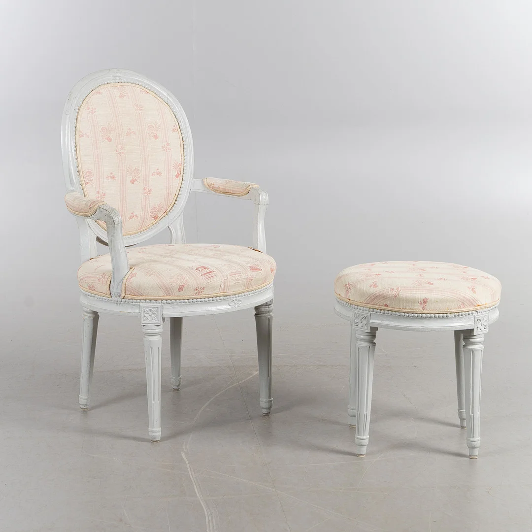 KARMSTOL & TABURETT, Louis XVI, omkring år 1800, målade stommar med dekor av flouroner och pärlstav, fast stoppade sitsar klädda med tyg. — Armchairs & Chairs — Stockholms Auktionsverk Helsingborg