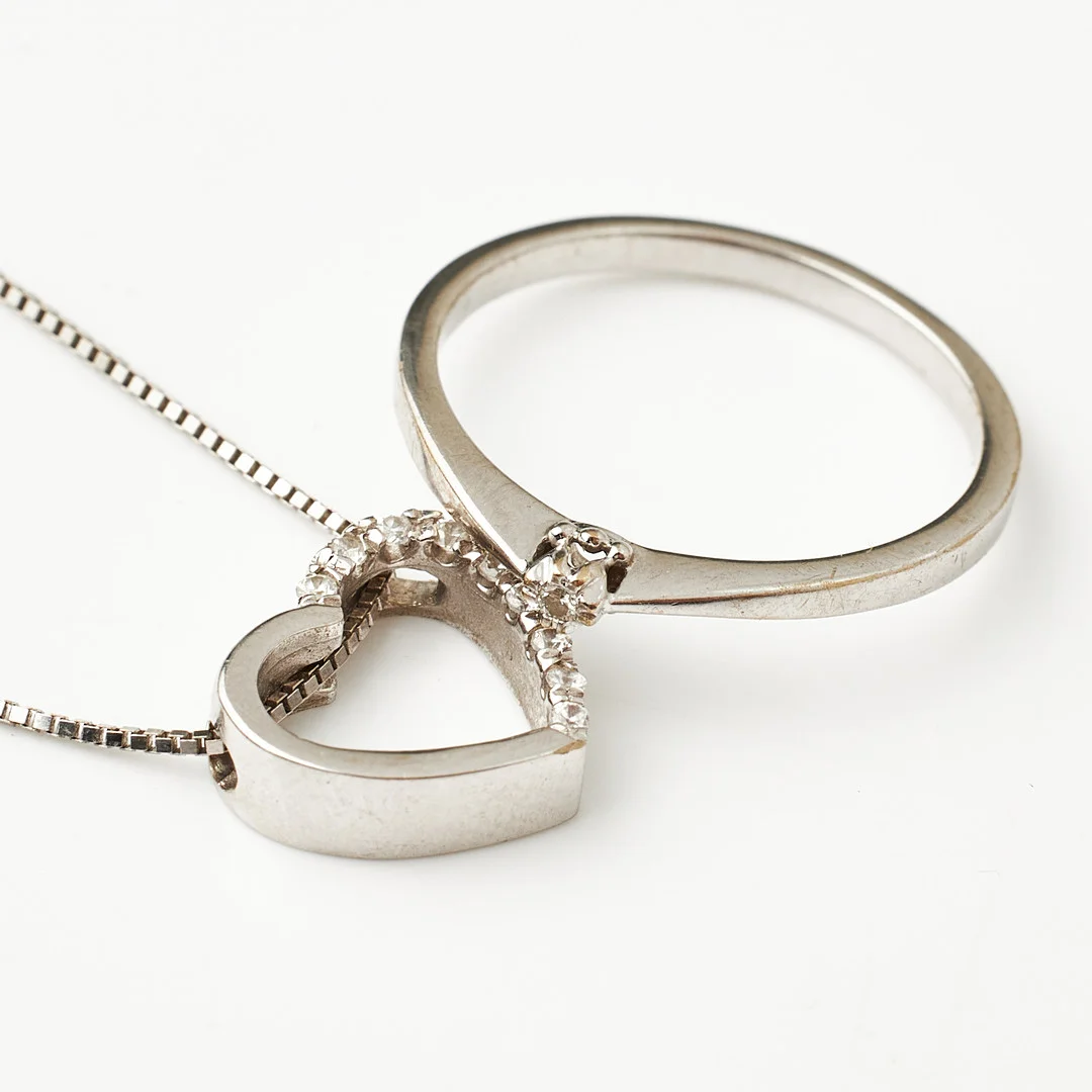 HALSKEDJA, venetiansk, Vicenza//Italien, hjärtformat hänge som löper i kedjan, dekor med vita stenar, diamanter, RING, 18 k vitguld, briljant ca 0,01 ct. — Rings — Stockholms Auktionsverk Magasin 5