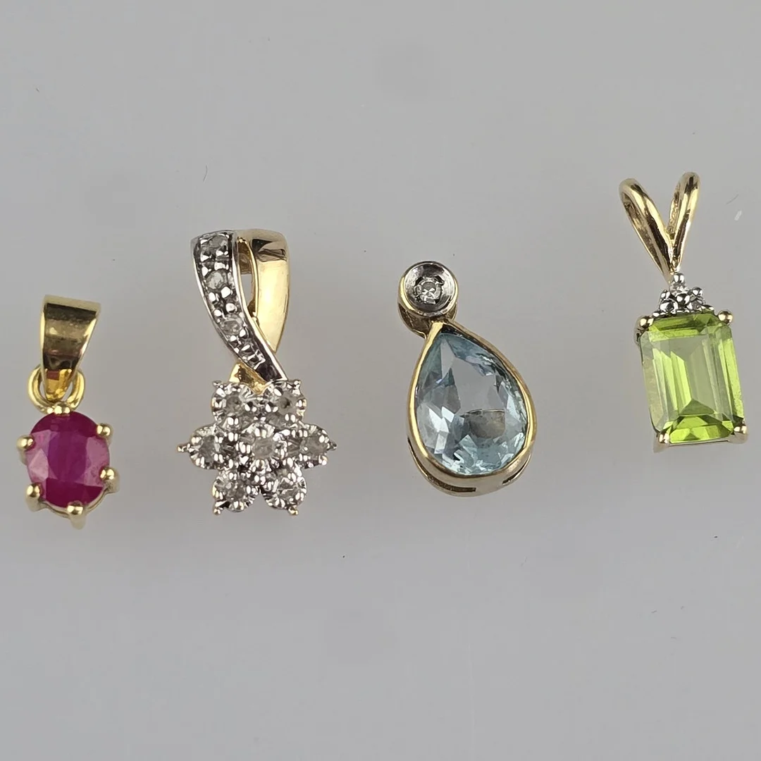 4 Anhänger - diverse Steine, Goldfassungen, teils mit Diamantbesatz. — Brooches & Pendants — Auktionshaus Blank
