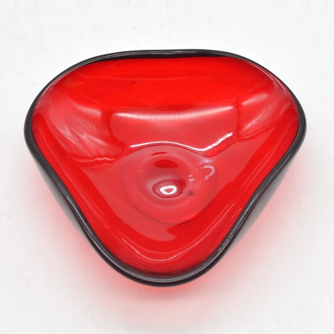 MURANO GLAS SCHALE, DREIECKIGE GRUNDFORM, ROT, ITALIEN, UM 1950. — Art glass — Kunst- und Auktionshaus Kleinhenz
