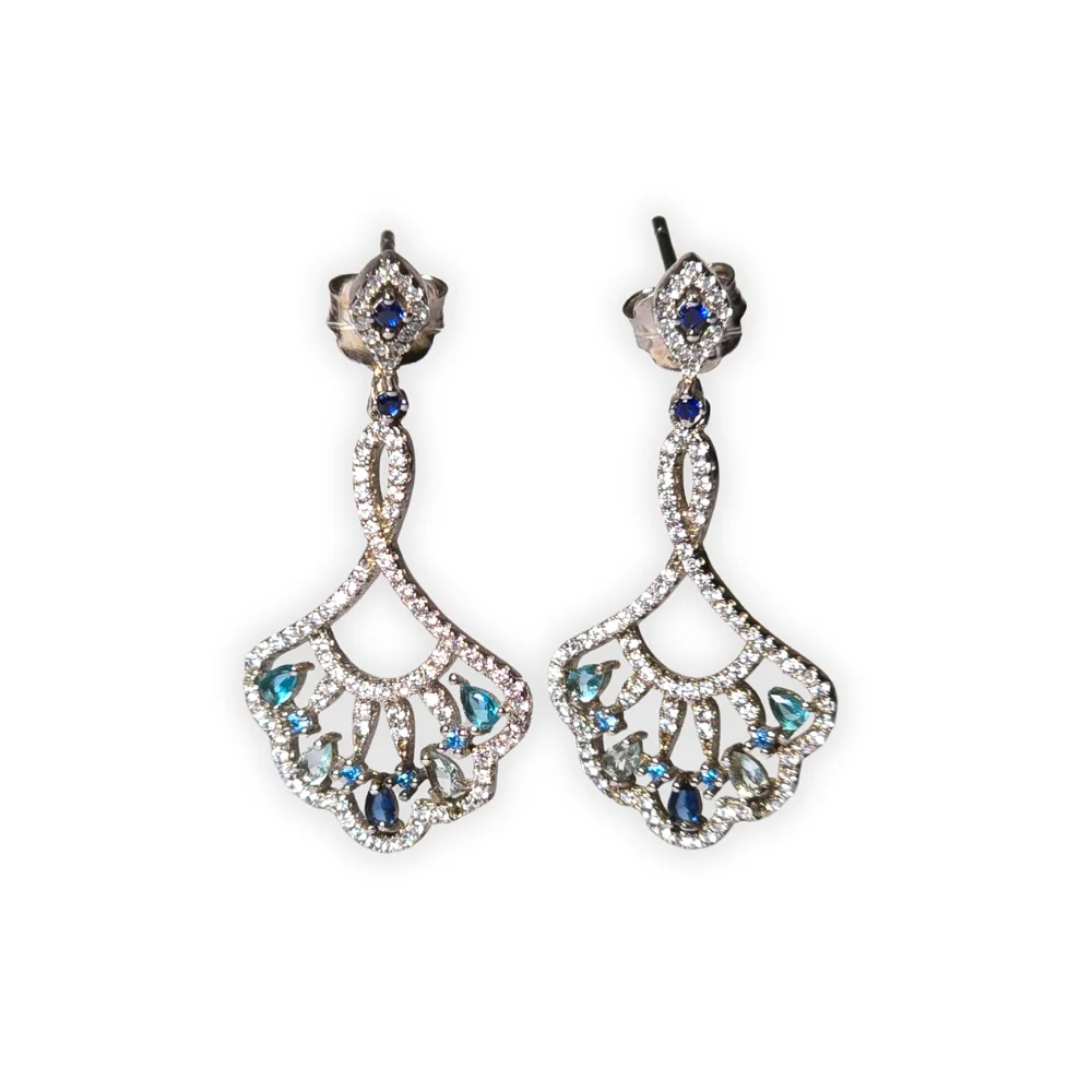 Pendientes largos en plata y circonitas. — Earrings — Barcelona Auctions