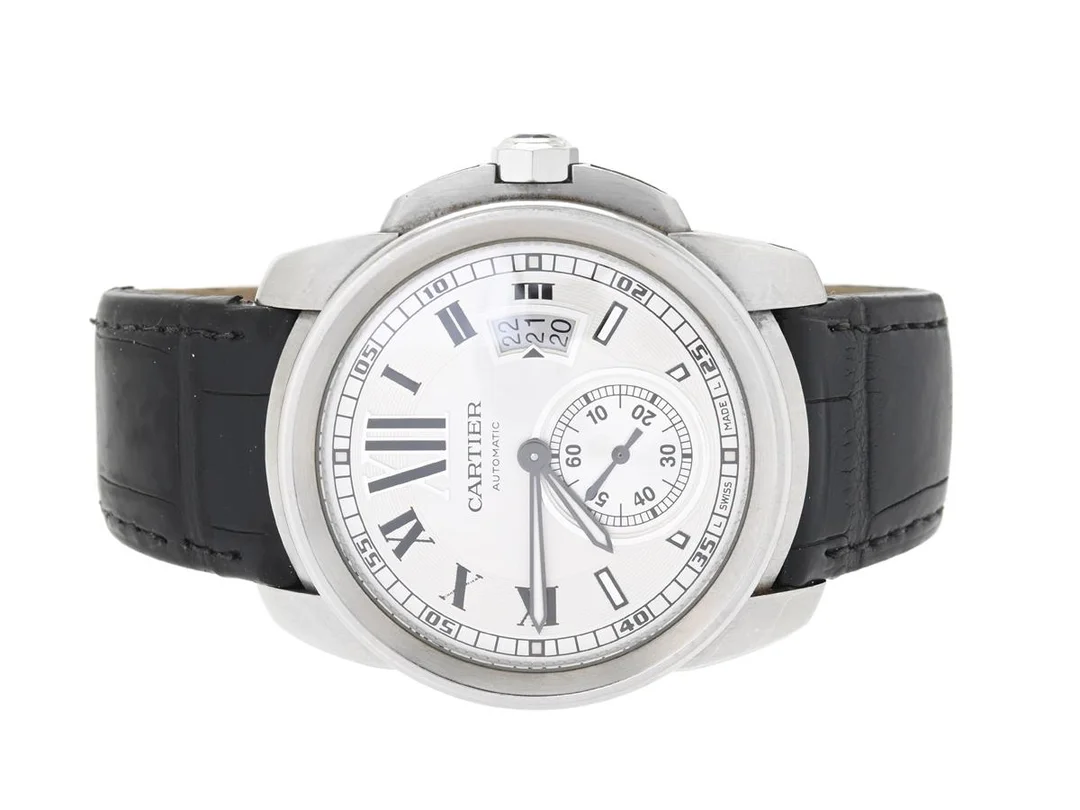 CARTIER, Calibre de Cartier, Cal 1904-PS MC, Ref nr. W7100037, Boett nr. 3389 / 542724QX, herrur, 42 mm, stål, automatisk, safirglas, datum, liten sekundvisare, glasbaksida, läderband (se fördjupad info), viklås, ca 2015, box (skadad). — Klockor/Cartier — Kaplans