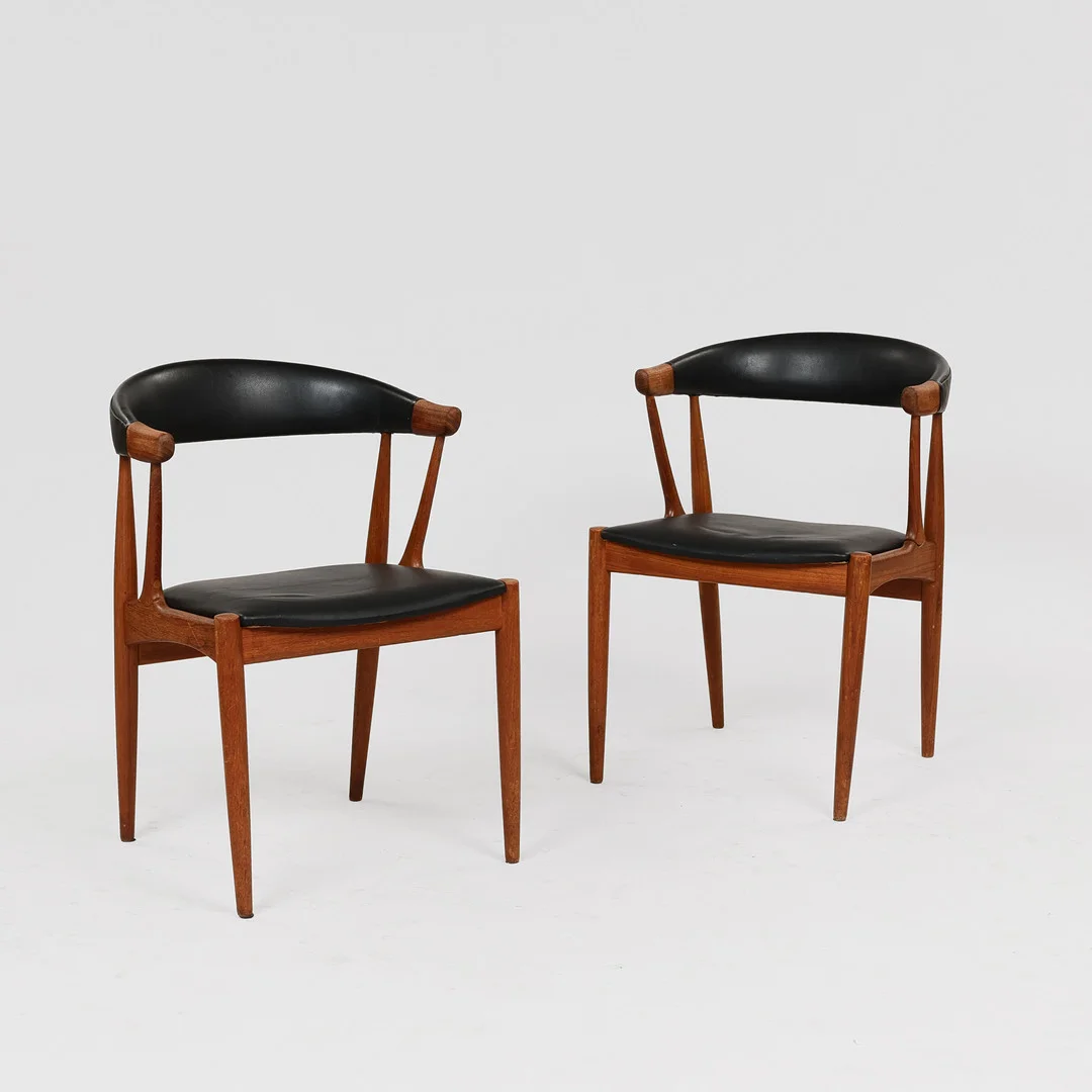 JOHANNES ANDERSEN. Et par stole med stel af teak, sæde og ryg betrukket med sort læder, model BA113, Brdr. Andersen, Danmark, ca. 1960'erne, (2). — Armchairs & Chairs — Palsgaard Kunstauktioner