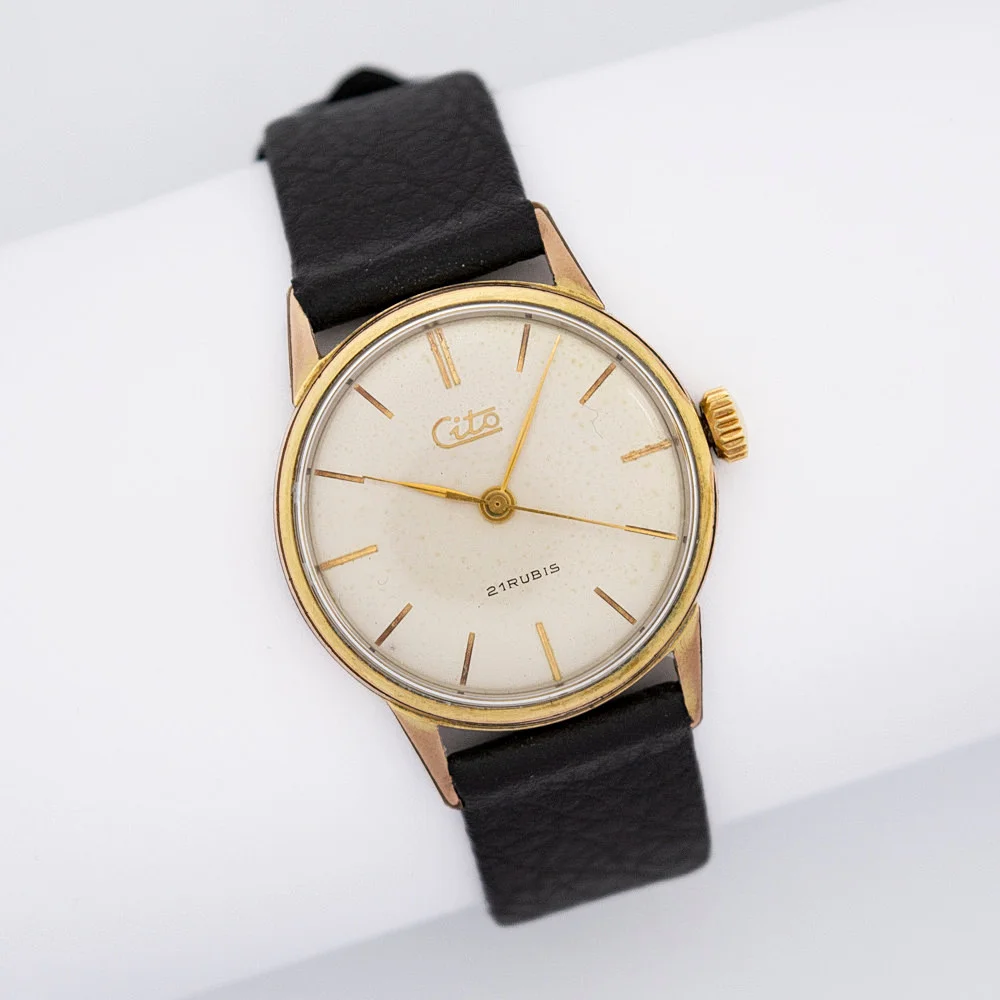“CITO“ HERRENARMBANDUHR, PFORZHEIM, 21 RUBIS, HANDAUFZUG, MIT SCHWARZEM LEDERARMBAND. — Wristwatches — Kunst- und Auktionshaus Kleinhenz