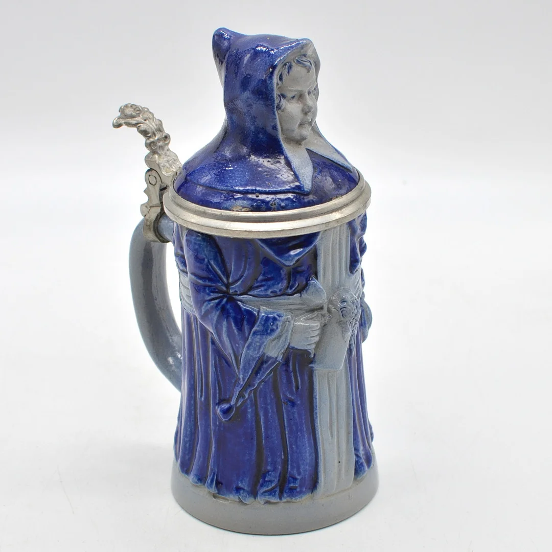 FIGURENKRUG, MÖNCH, STEINZEUG, BLAU GLASIERT, ZINNMONTUR, DEUTSCHLAND, 19. JAHRHUNDERT. — European — Kunst- und Auktionshaus Kleinhenz