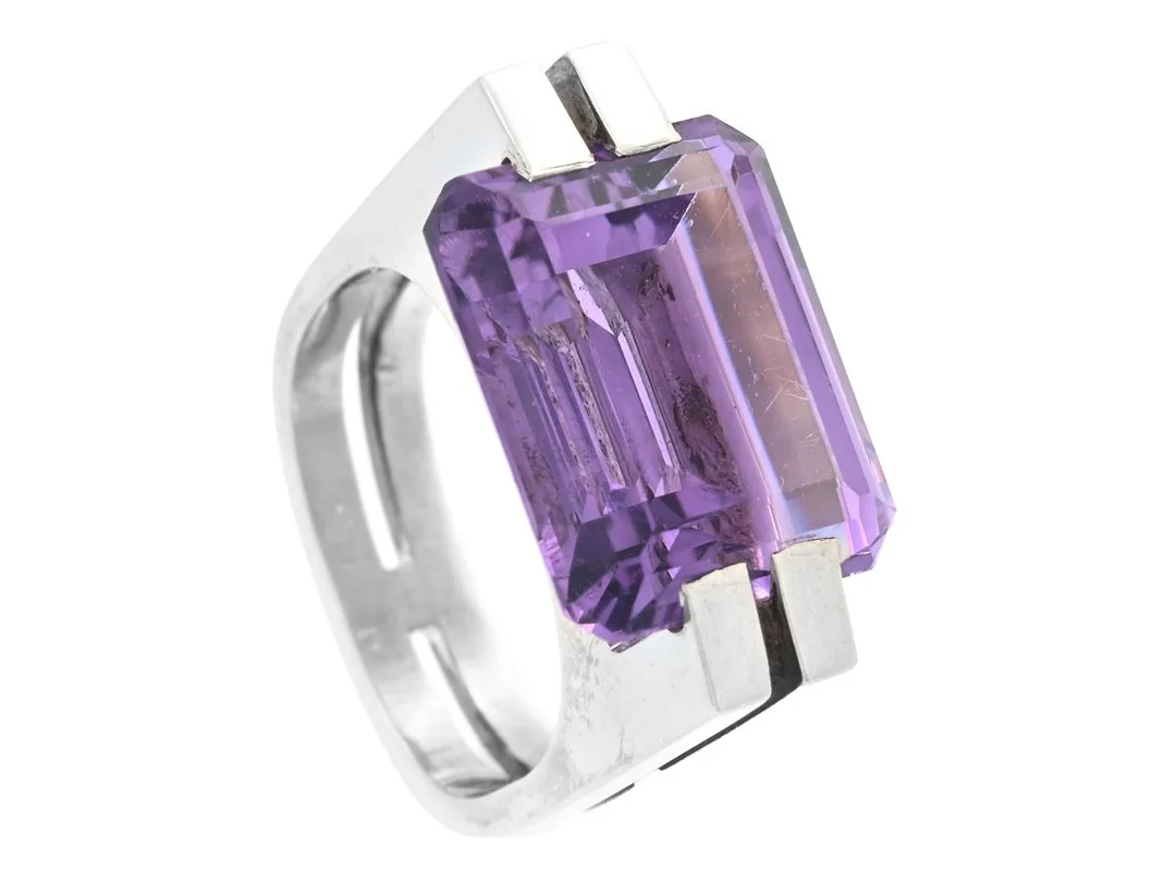 REY URBAN, ring, sterlingsilver, smaragdslipad ametist, Stockholm 1979, stl 15,5 mm, vikt 7,6 g. (d) — Smycken/Ring — Kaplans