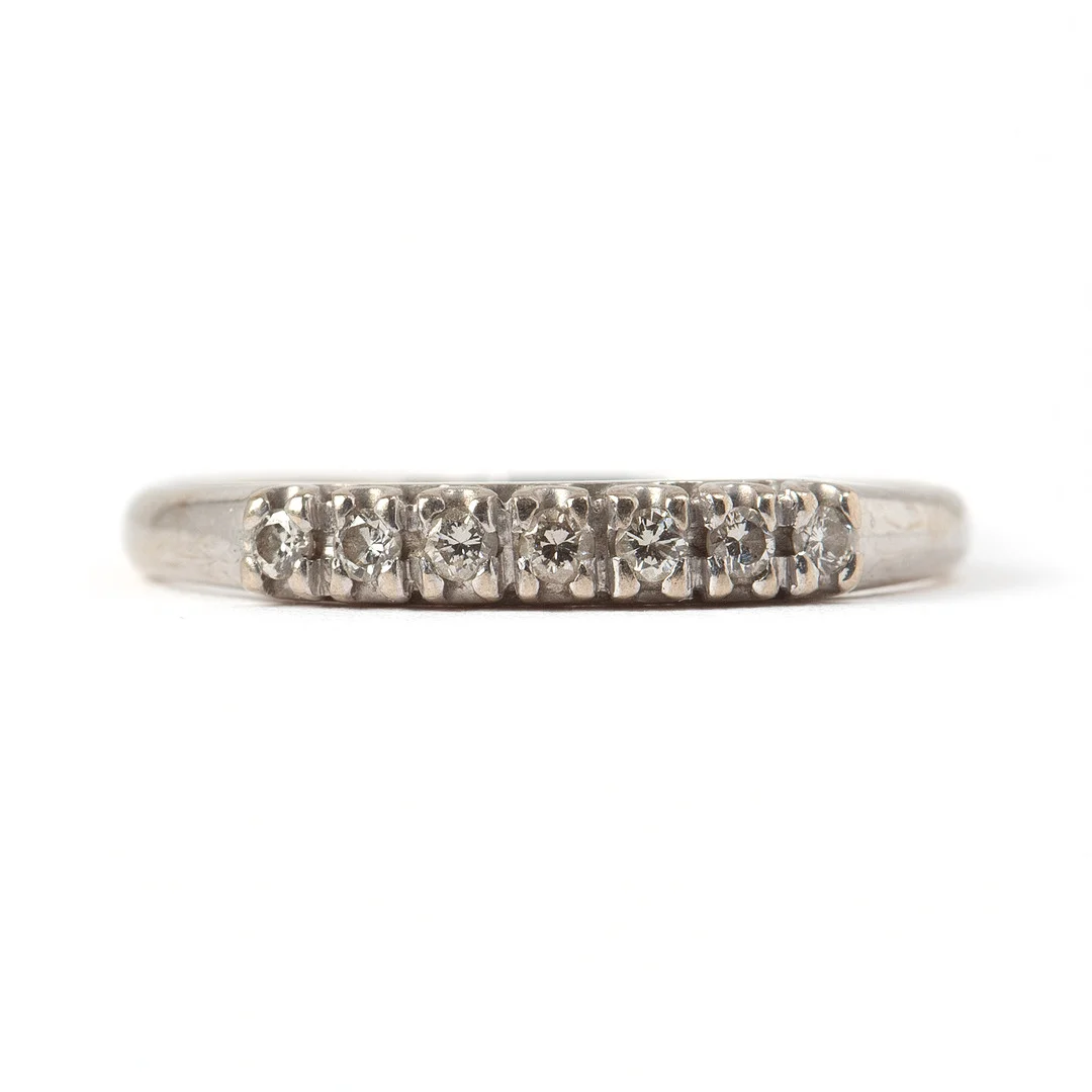 RING, 18K vitguld med sju diamanter. — Rings — Stockholms Auktionsverk Göteborg