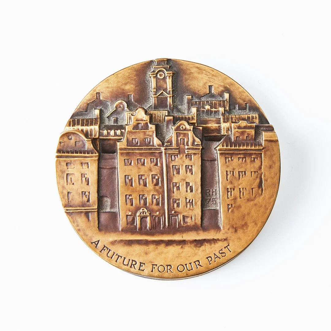 MINNESMEDALJ, 2-delad, Europeiska byggnadsvårdsåret 1975, brons, nr 426/2000. — Orders & Medals — Stockholms Auktionsverk Magasin 5