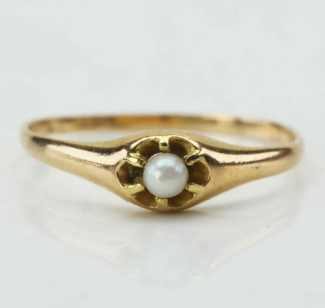 RING, Guld 18K, pärla, 1900-tal. — Rings — Hälsinglands Auktionsverk