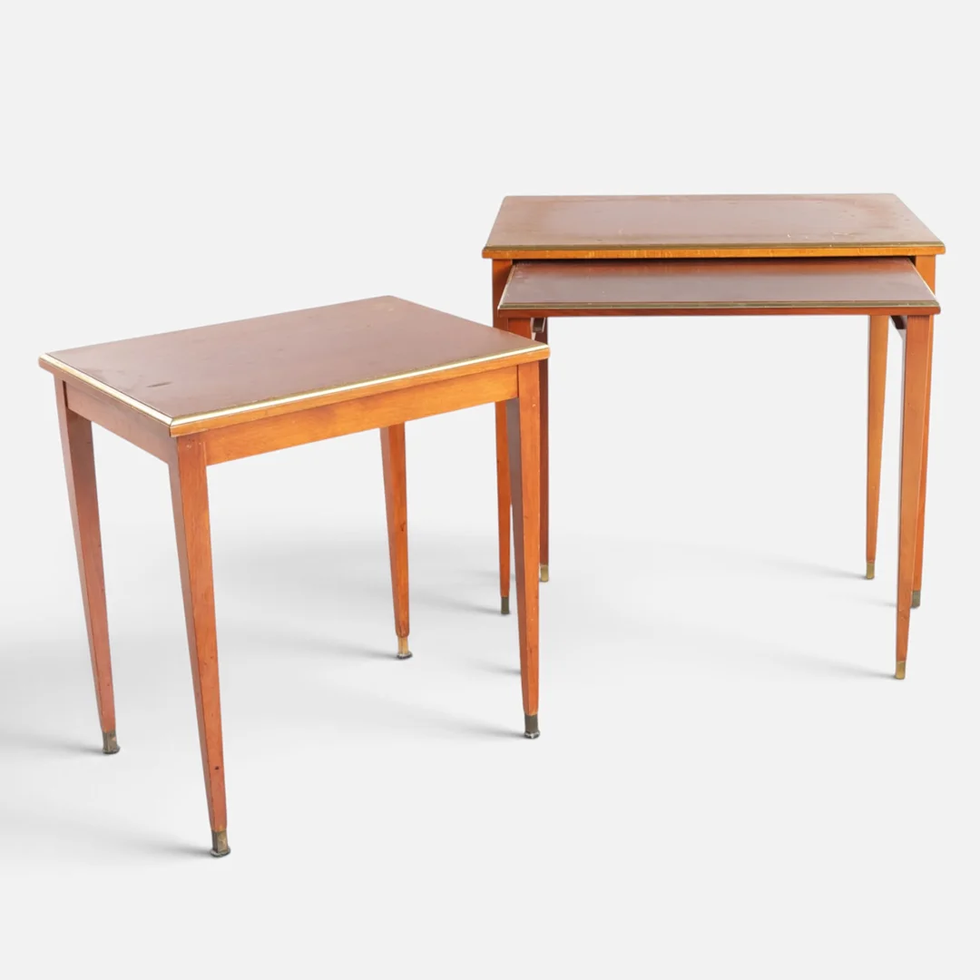 Et sæt indskudsborde af mahogni, lister og 'sko' af messing. Udført omkring 1900-tallets midte (3). — Coffee Tables — Woxholt Auktionshus