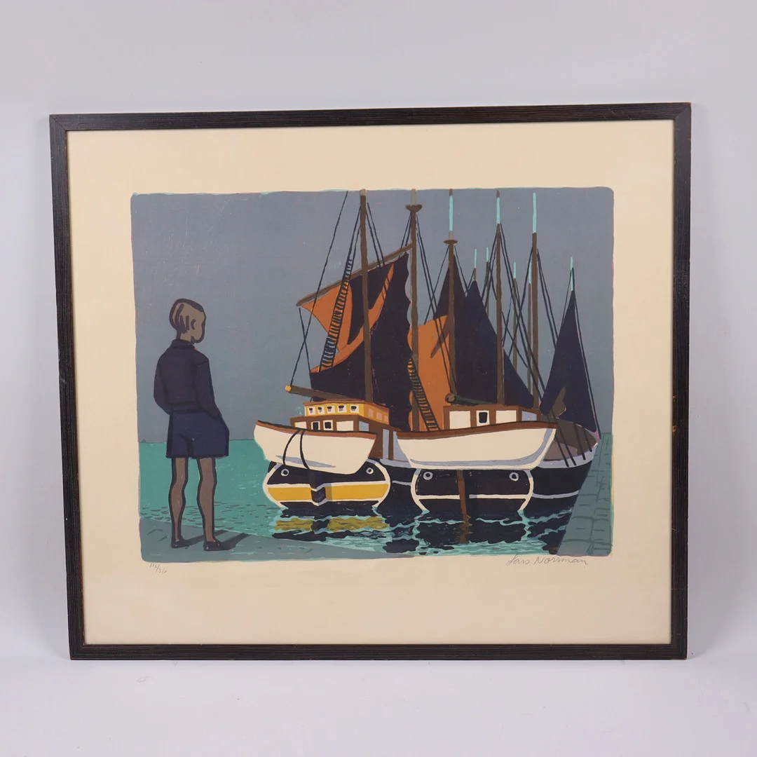 LARS NORRMAN. litografi, pojke betraktar segelskepp. — Engravings & Prints — Markus Auktioner