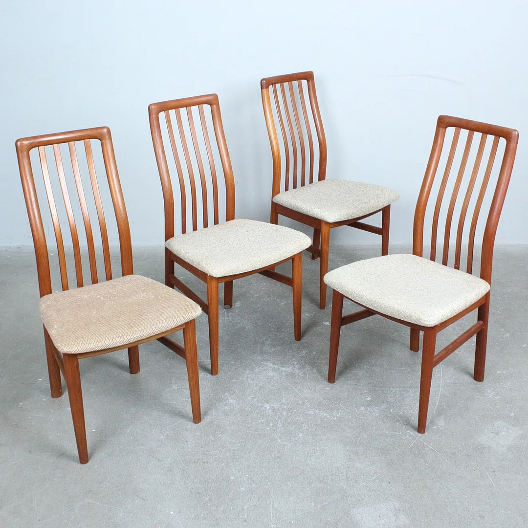 KAI KRISTIANSEN. für Preben Schou Andersens, Vier Stühle / Esszimmerstühle, Modell '170', Teak, Wolle, 1960er Jahre, Dänemark. — Armchairs & Chairs — Stockholms Auktionsverk Düsseldorf/Neuss