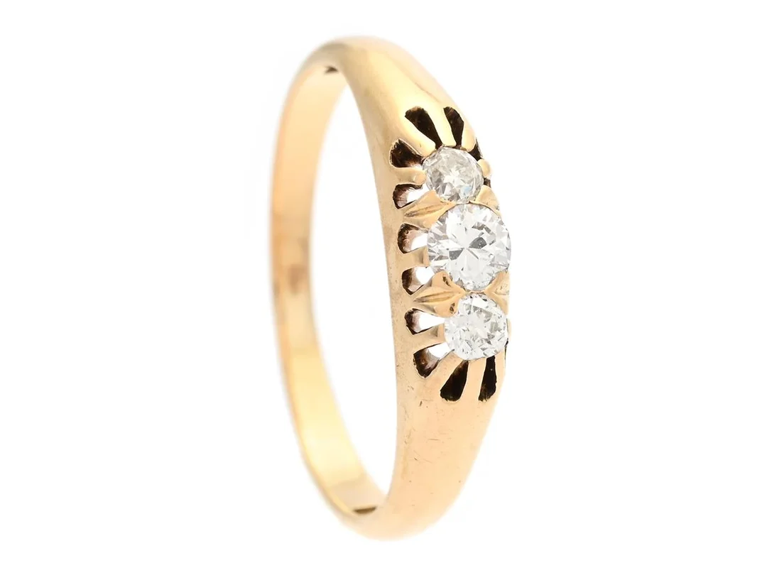 TRESTENSRING, 18K guld, äldre briljantslipad diamant och 2 gammalslipade diamanter 0,25 ctv enligt gravyr, ca W/VS-P, Gustaf Dahlgren & Co, Malmö 1915, stl 16,25 mm, vikt 2,7 g, kraftigt nedslitna klor. — Smycken/Trestensring — Kaplans