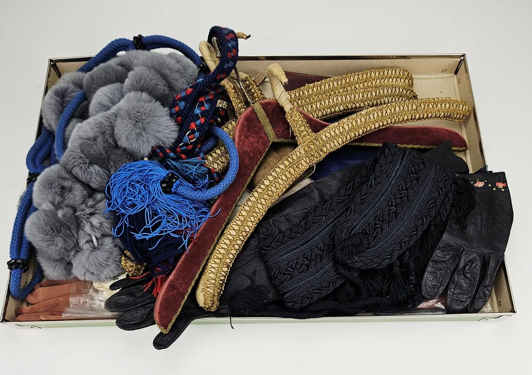 PARTI VINTAGE, bland annat handskar. — Vintage & Designer Fashion — Auktionshuset Thörner & Ek