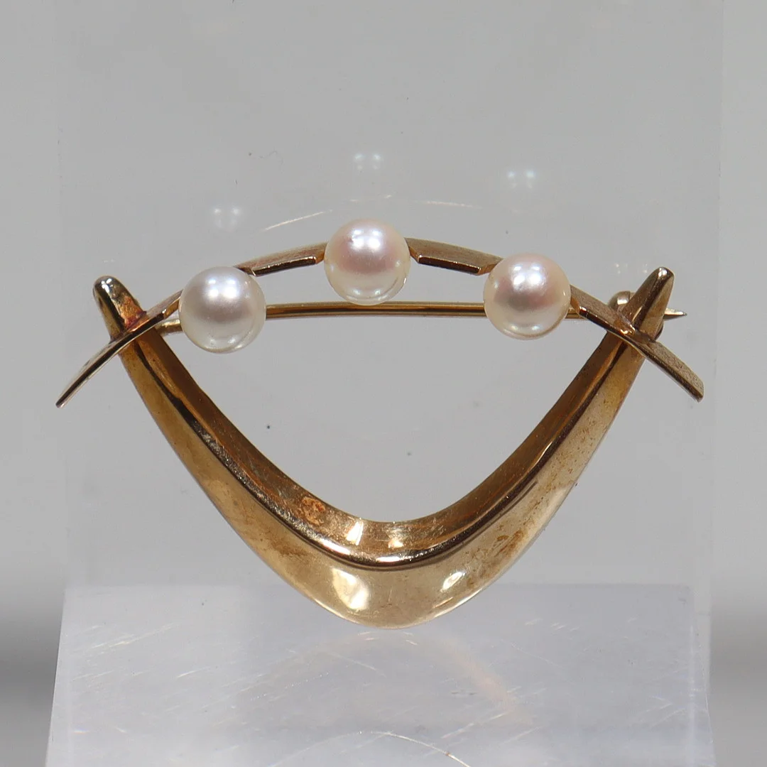 BROSCH, 18k guld med pärlor, vikt 3,93 gram. — Brooches & Pendants — Markus Auktioner