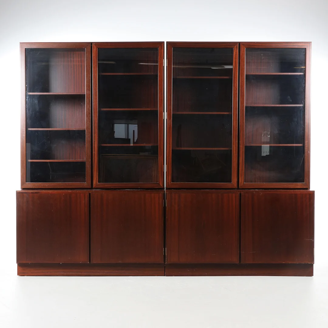OMANN JUN. Reolsystem af mahogni (4). — Cupboards, Cabinets & Shelves — Bidstrup Auktioner