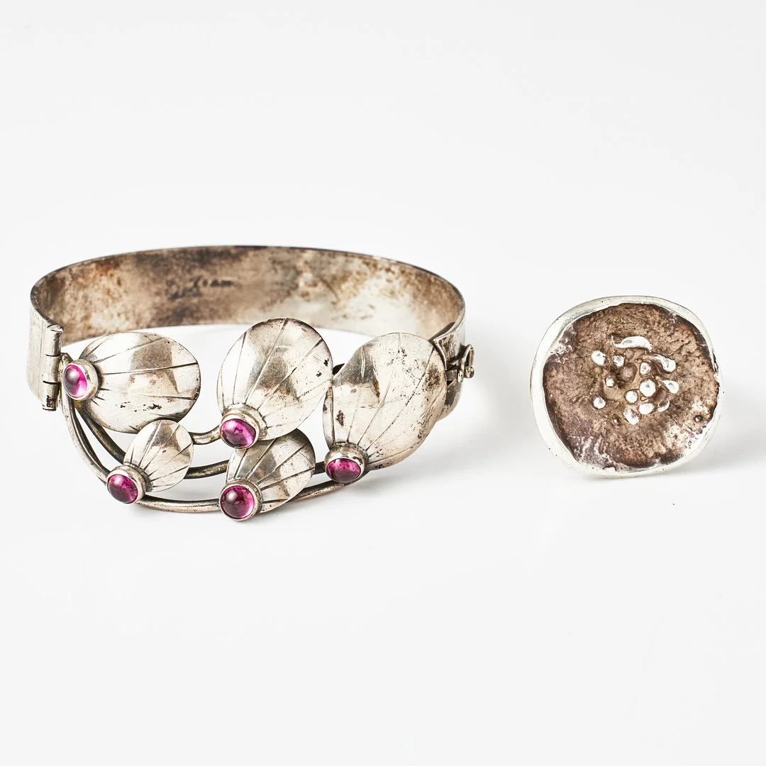 RING, stämplad Stigbert, brutalistisk stil, ARMRING, silver, mittparti med bladformationer med dekor av rosaröda cabochonslipade glasstenar, Ge-Kå Smycken, G Kaplan, Stockholm 1952. — Rings — Stockholms Auktionsverk Magasin 5