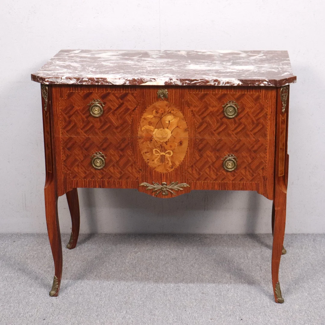 BYRÅ, gustaviansk stil med stenskiva, 1900-tal. — Chests of drawers — Markus Auktioner