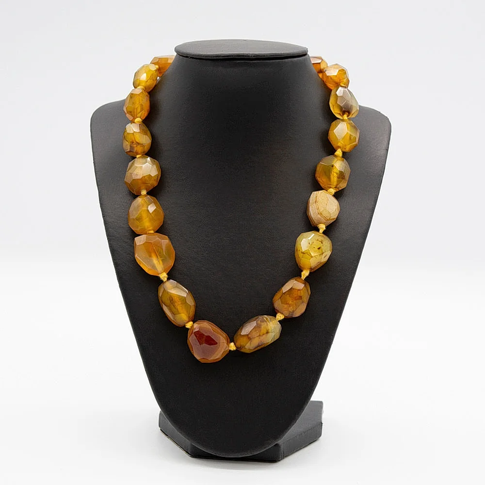 COLLIER, GROßE, GOLDFARBIGE ACHATNUGGETS, EINZELN GEKNÜPFT. — Necklace — Kunst- und Auktionshaus Kleinhenz