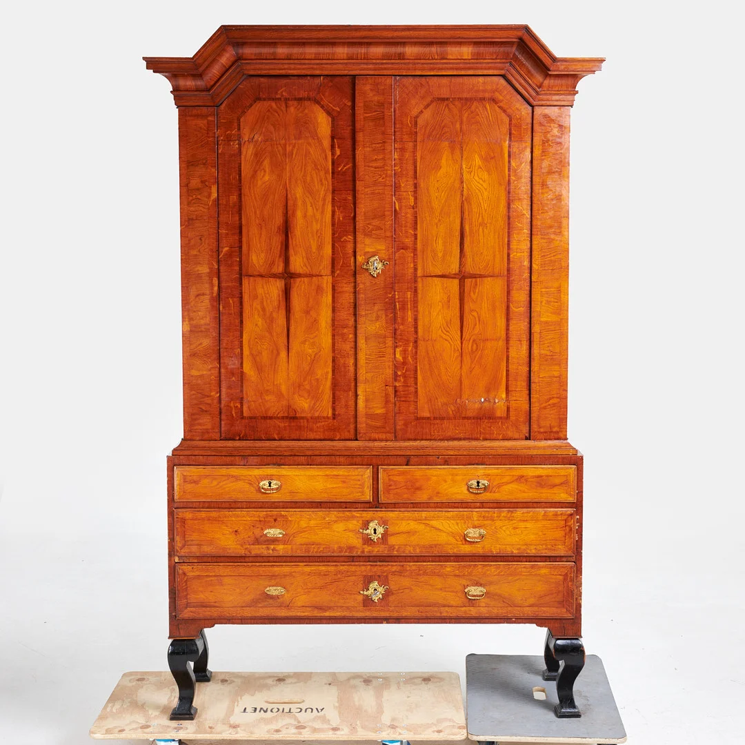 SALSKÅP, 1700-tal, fanérat i bl.a. jakaranda och ek, överdel med dörrpar och bakomliggande hyll- samt lådinredning, underdel med låsbara draglådor. — Cupboards, Cabinets & Shelves — Stockholms Auktionsverk Sickla