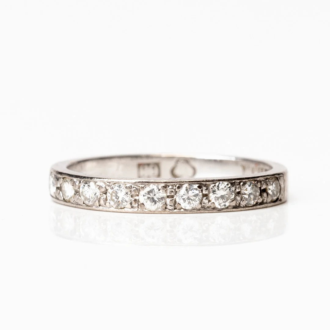 HALVALLIANSRING, vitguld, 18K samt diamanter, Mattinsons Ringfabrikation C A, 1953. — Rings — Auktionshuset Kolonn