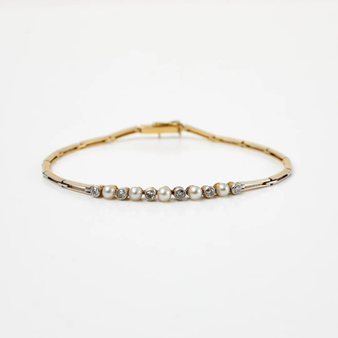 ARMBAND, 18 k rödguld och platina, åttkantslipade diamanter, totalt ca 0,18 ct, odlade saltvattenspärlor, ledad länk, tidigt 1900-tal, utländska stämplar. — Bracelets — Stockholms Auktionsverk Sickla