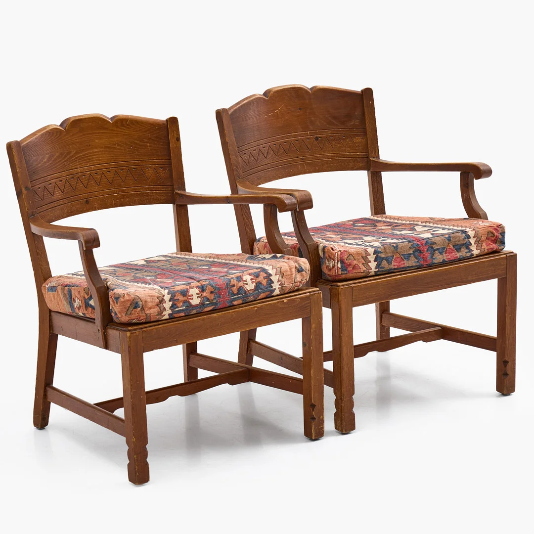 FÅTÖLJER, ett par, sportstugemöbler, betsad furu, skuren dekor, lösa sittplymåer i kelimmönstrad textil, 1920/30-tal. — Armchairs & Chairs — Crafoord Auktioner Stockholm