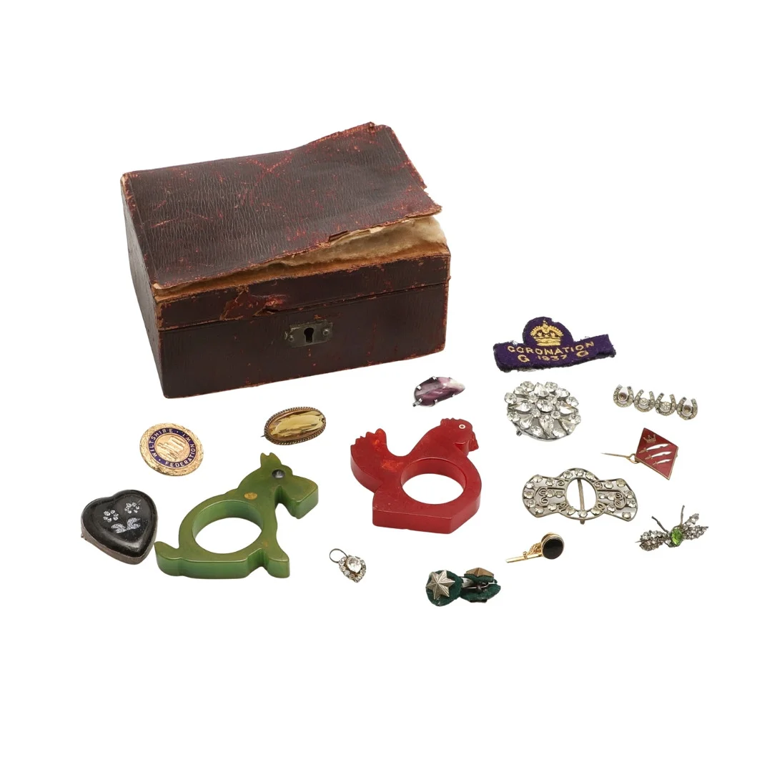 VARIOUS ITEMS OF COSTUME JEWELLERY IN A LEATHER JEWELLERY BOX. — Costume Jewellery — Lawrences Auctioneers