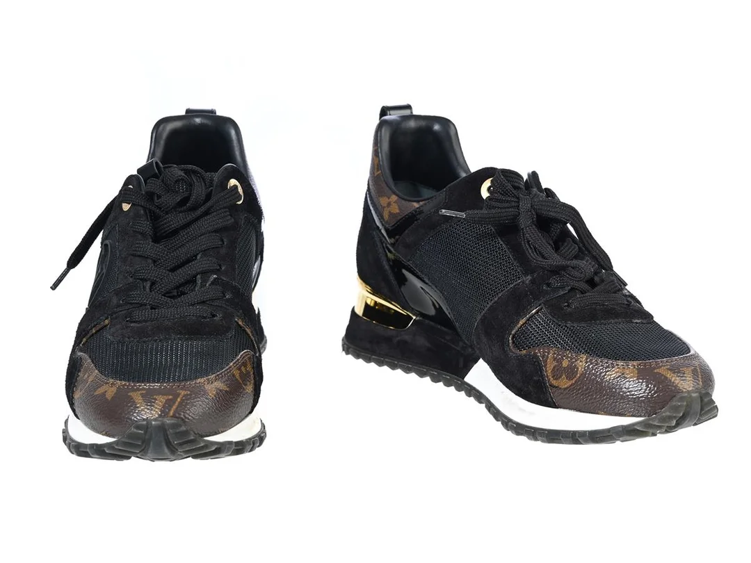 SKOR, LOUIS VUITTON, Run Away Sneakers, monogram canvas, svart mocka, lackskinn, guldfärgade beslag, stl 35, skopåse, kartong. — Kläder/Skor — Kaplans