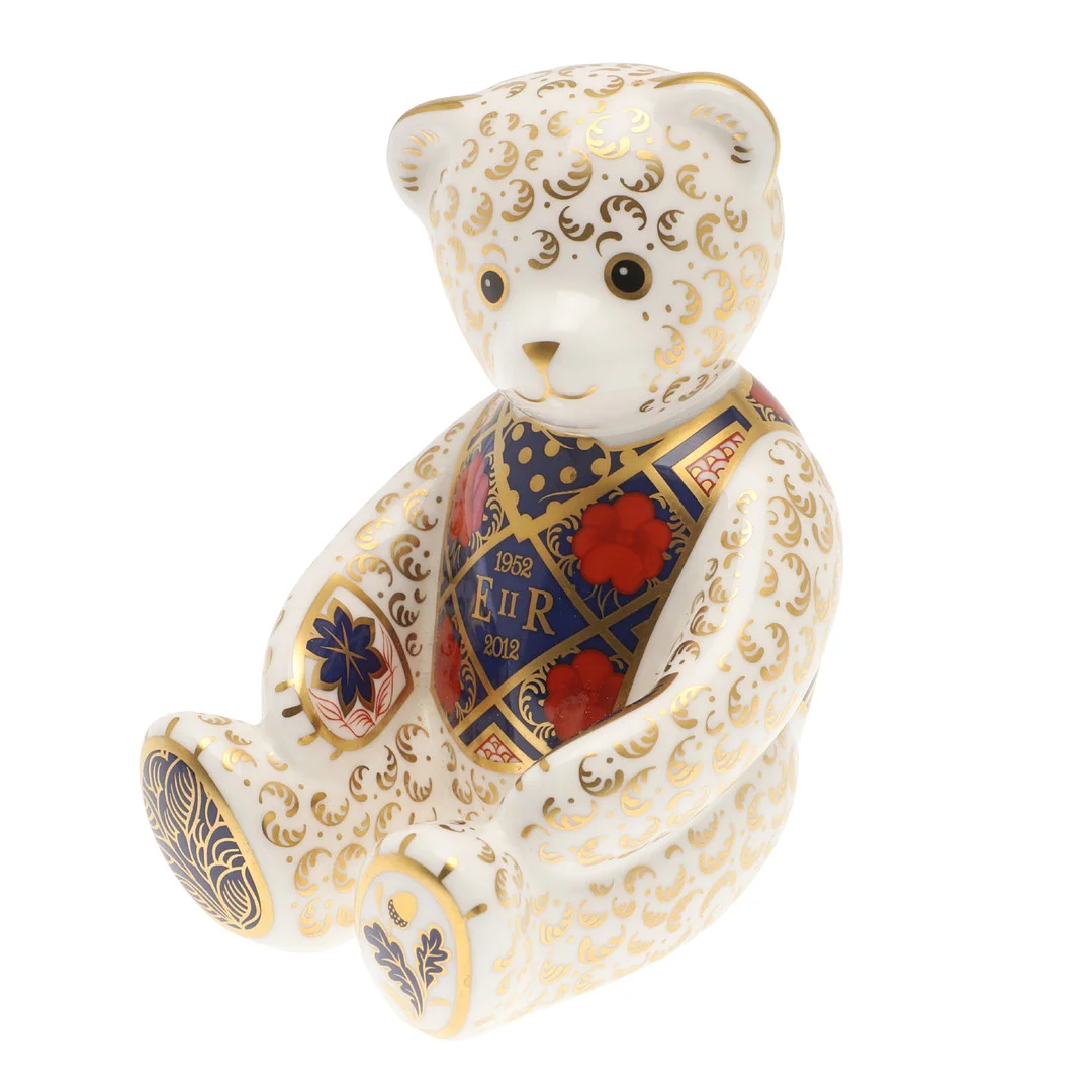 A ROYAL CROWN DERBY IMARI LIMITED EDITION 2012 'DIAMOND JUBILEE' TEDDY BEAR. — European — Lawrences Auctioneers