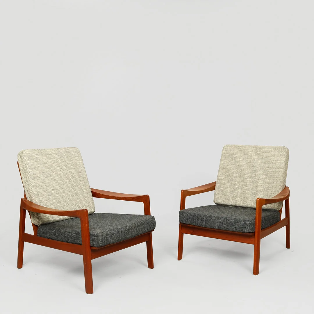 TOVE & EDVARD KINDT-LARSEN: Et par nyrenoverede lænestole af massivt teaktræ med løse, stofbetrukne hynder, model 69 udført hos Gustav Bahus i Norge, 1960'erne, (2). — Armchairs & Chairs — Palsgaard Kunstauktioner
