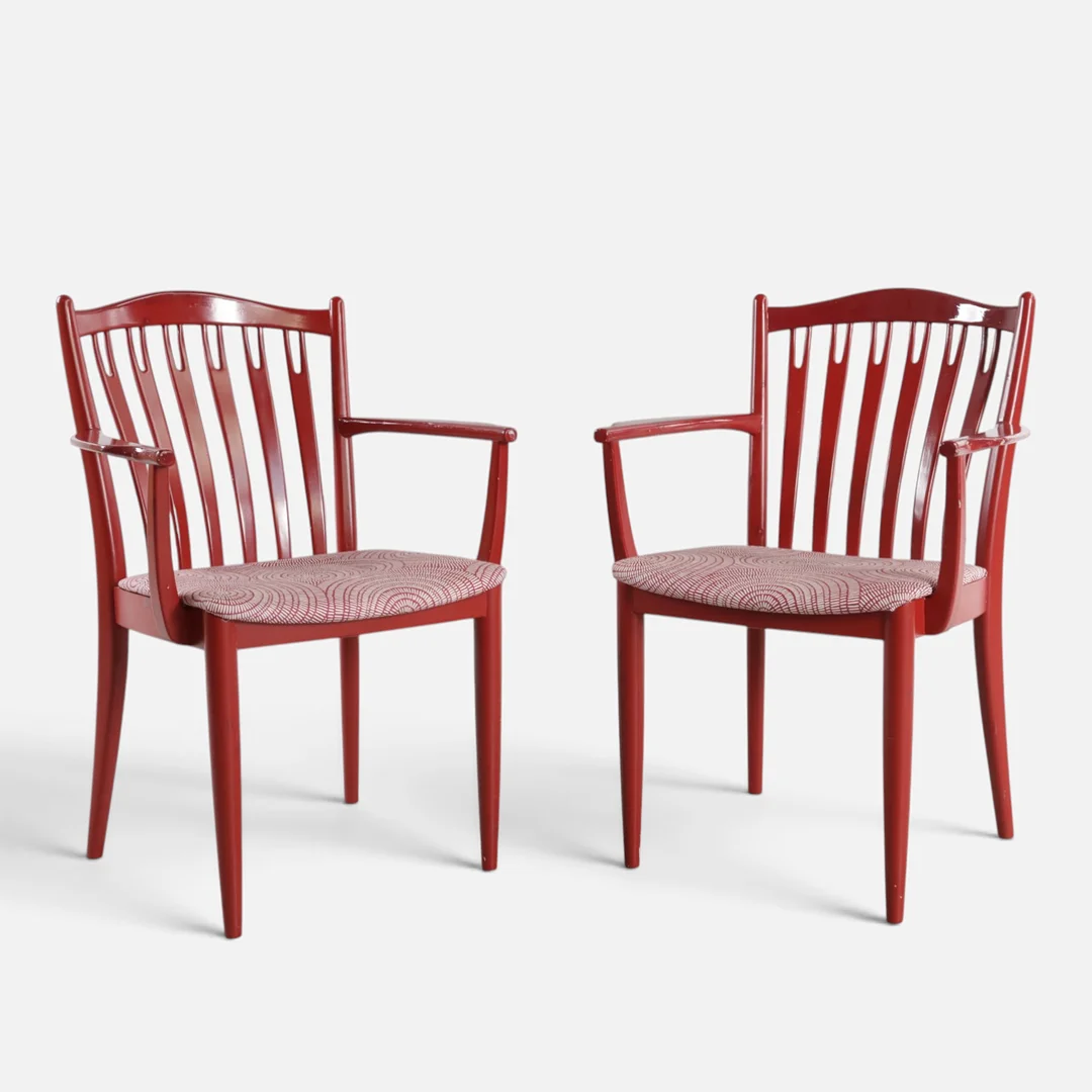 Et par armstole med stel af rødlakeret træ, sæder betrukket med mønstret møbelstof. Udført i skandinavien, 20. årh. anden halvdel (2). — Armchairs & Chairs — Woxholt Auktionshus