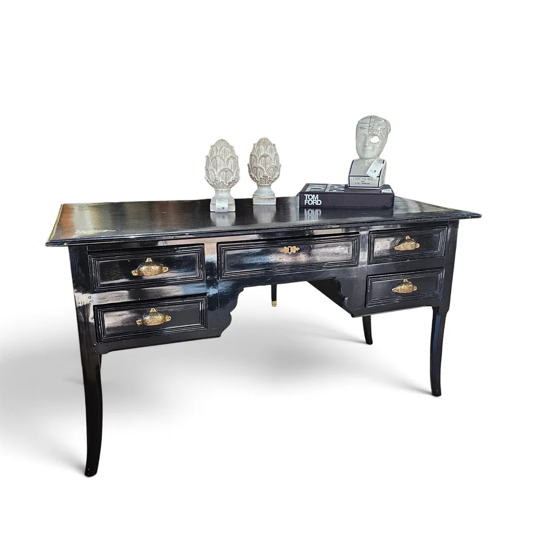 Mesa de despacho con sobre en simil de piel de Rusia negra con iniciales B. B. En madera lacada negra con 5 cajones. — Tables — Arce Auctions