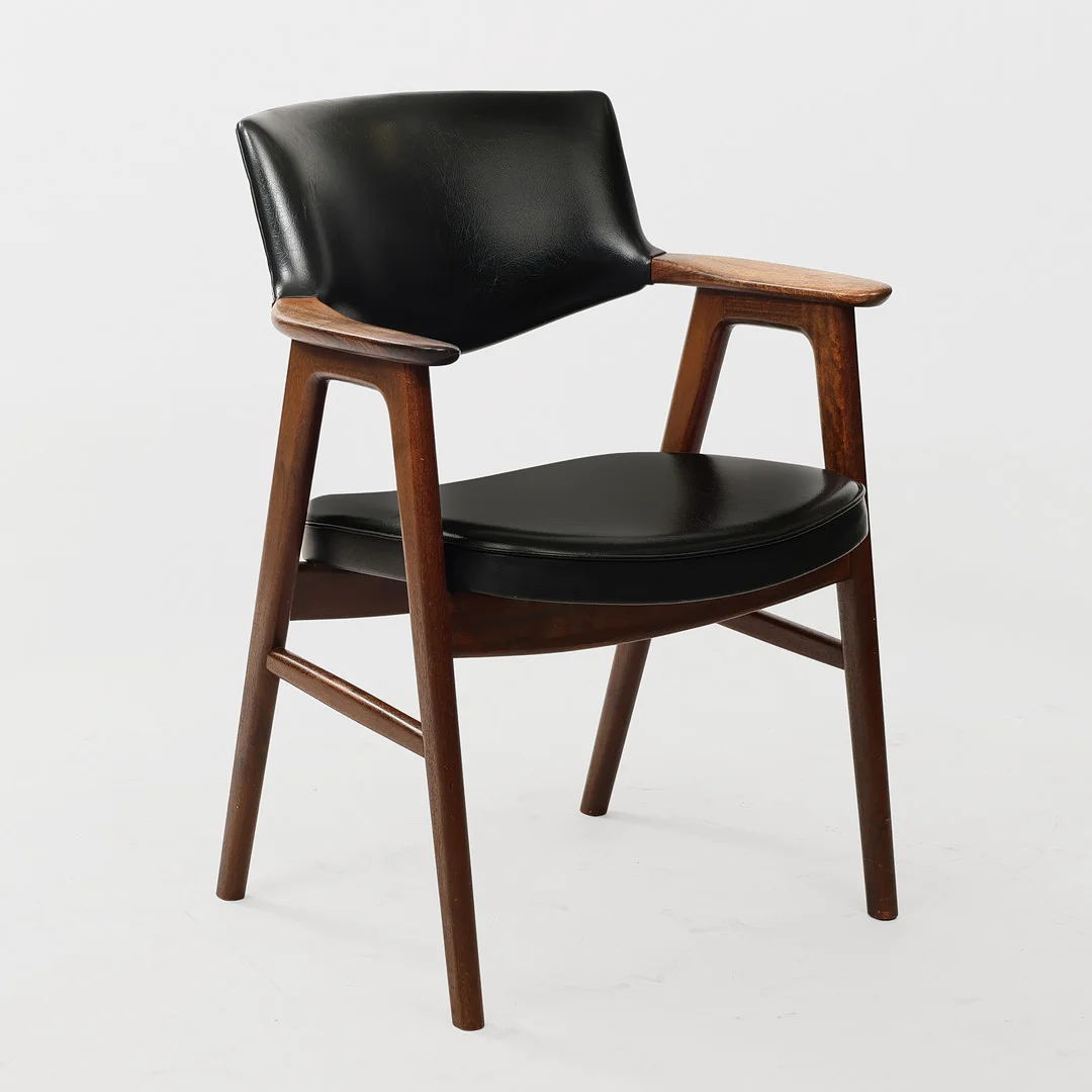 ERIK KIRKEGAARD. Høng Møbelfabrik. Armstol af palisander og sort skai, model 43, 1960'erne. — Armchairs & Chairs — Palsgaard Kunstauktioner