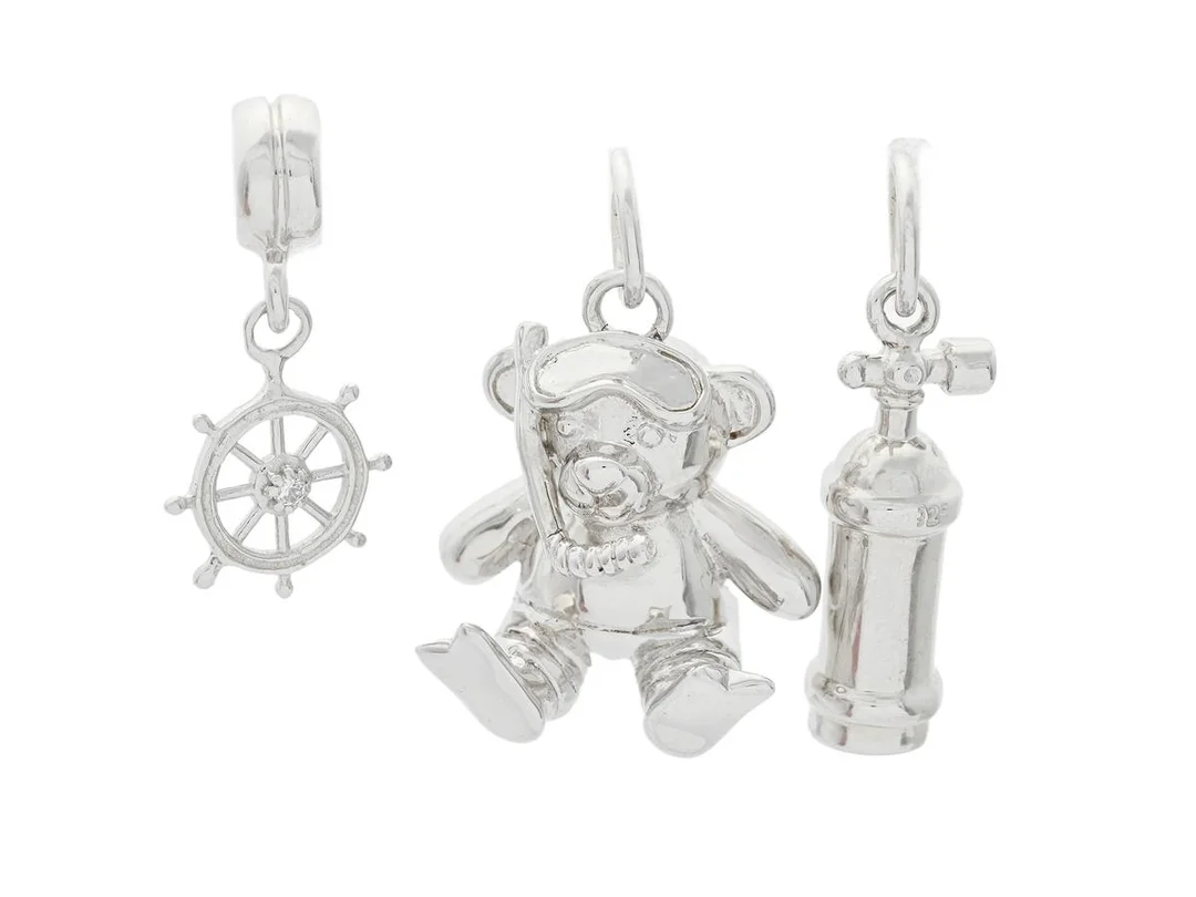 SMYCKESET, 3 st hängen, sterlingsilver, motiv av dykartub, hjul och nalle med cyklop, vikt 9,5 g. — Smycken/Smyckeset — Kaplans