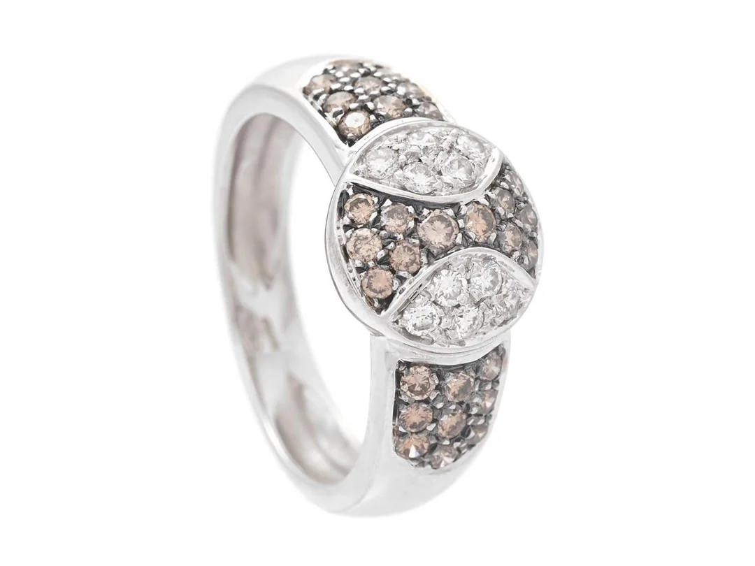 RING, 18K vitguld, 10 briljantslipade diamanter ca 0,20 ctv, ca TW-W/SI, 30 bruna briljantslipade diamanter ca 0,60 ctv, stl 18,25 mm, vikt 6,4 g, stenar med nagg. — Smycken/Ring — Kaplans