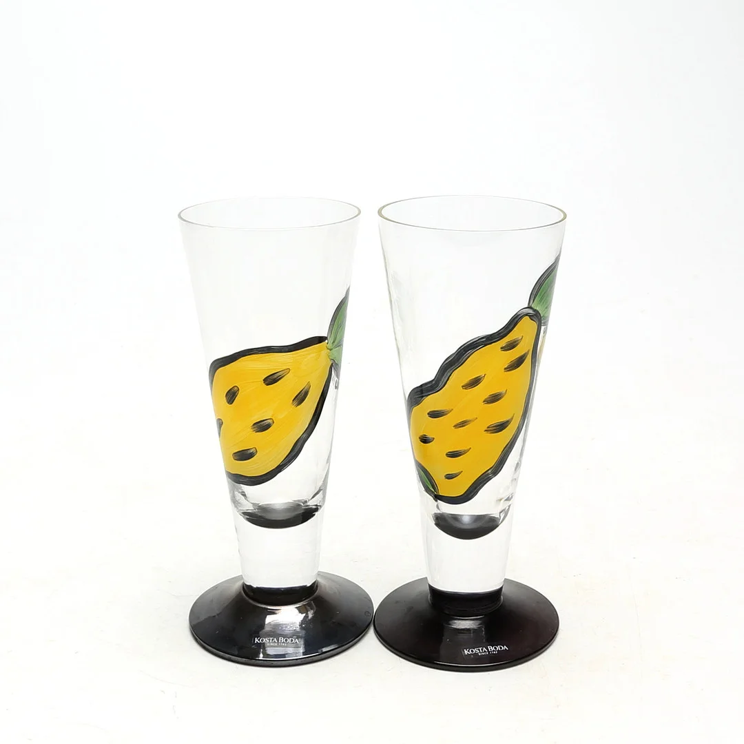 ULRICA HYDMAN-VALLIEN. GLAS 2 st, Kosta Boda, signerade. — Tableware — Kalmar Auktionsverk