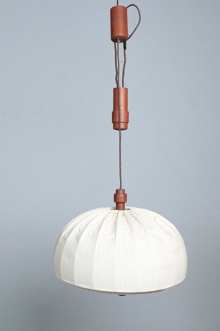 DOMUS. Hängeleuchte aus Teakholz, Dänemark, 1960er Jahre. — Ceiling lights — Stockholms Auktionsverk Düsseldorf/Neuss